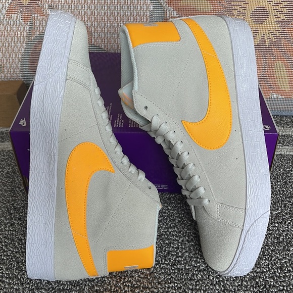 Nike Men’s SB Zoom Blazer Mid
Summit White/Summit White/Laser Orange
Skate Shoes - Picture 7 of 16